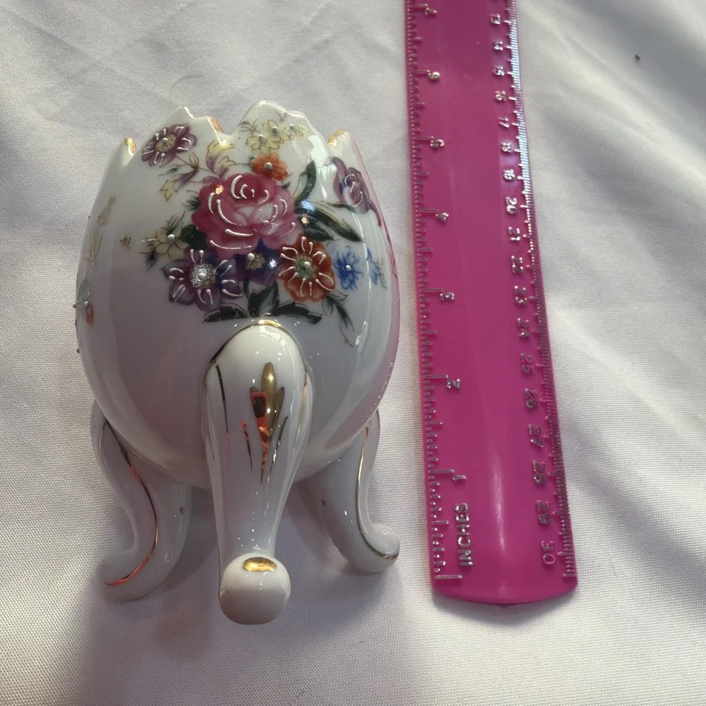VINTAGE HANDPAINTED PORCELAIN FOOTED EGG‎ VASE FLORAL PATTERN RARE Easter Spring